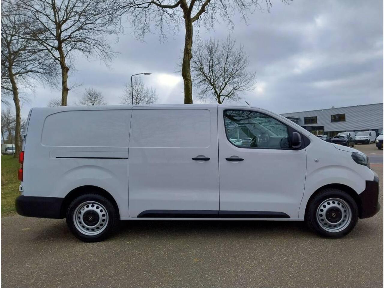 Opel VIVARO Electric L3 75 kWh 136pk | 8 jaar garantie | 0% financial lease | Multimedia | Apple Carplay | Android Auto | Achteruitrijcamera | Parkeersensoren voor en achter | Digitale cockpit | Stuurwielbediening | Tussenwand comfort met raam | Bestuurdersstoel comf