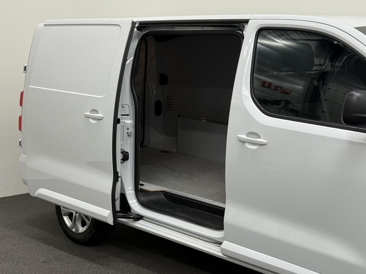 Opel VIVARO 2.0 Diesel 180PK L3 Automaat Apple Carplay / Android Auto Parkeersensoren V+A Trekhaak Camera Navigatie Cruise Control LED koplampen houten afwerking laadruimte