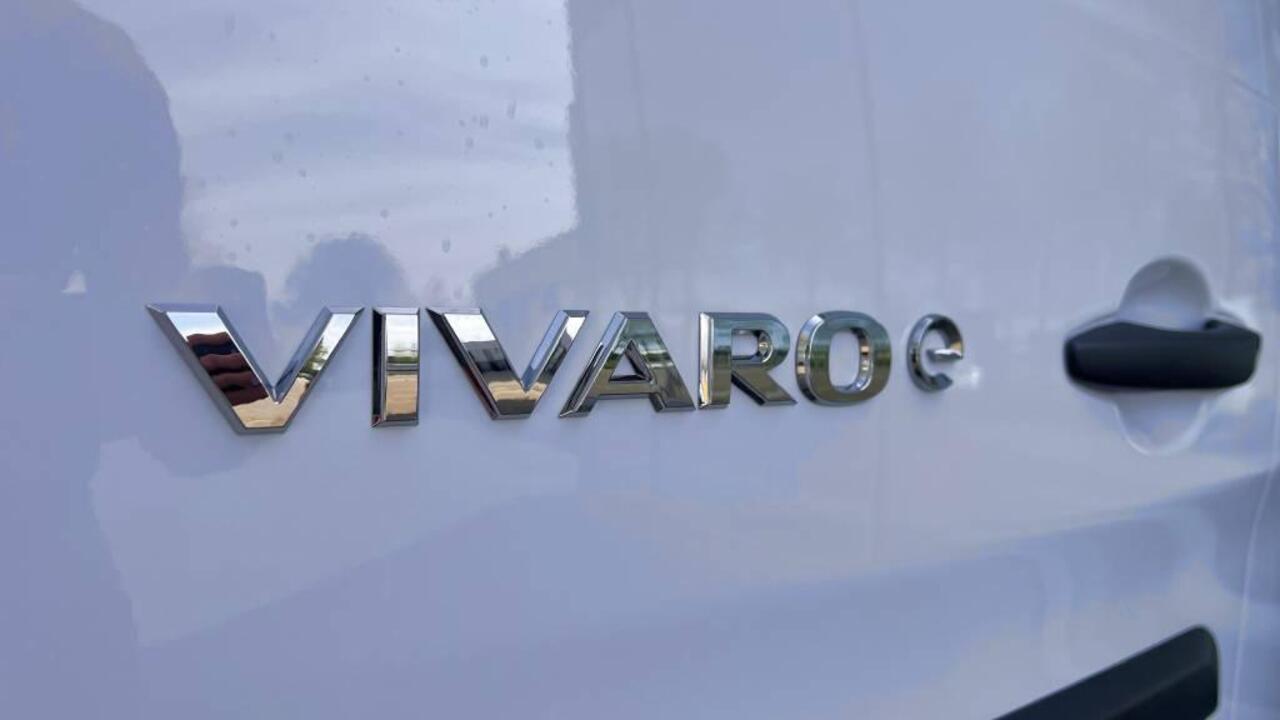 Opel VIVARO Electric L3 75 kWh 136pk | ACTIE! | 8 jaar garantie | 0% financial lease | Multimedia | Apple Carplay | Android Auto | Achteruitrijcamera | Parkeersensoren voor en achter | Digitale cockpit | Stuurwielbediening | Tussenwand comfort met raam | Bestuurderss