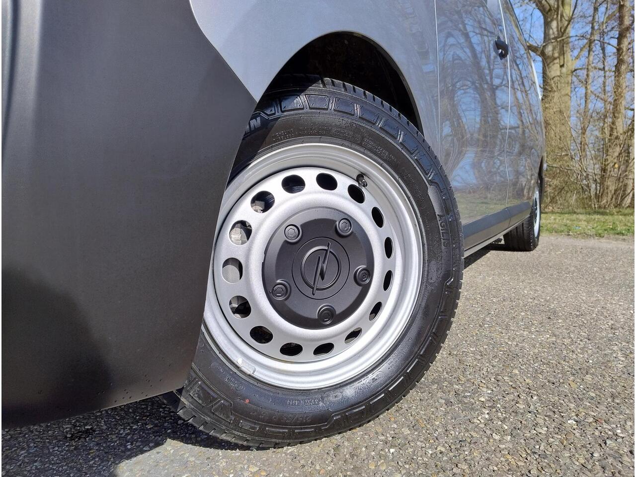 Opel VIVARO Vivaro-e L3 75 kWh 136pk AUTOMAAT | NAVI | Multimedia | Apple Carplay | Android Auto | DAB+ radio | Parkeersensoren achter | Bestuurdersstoel comfort | Bank voorpassagiers met opbergruimte| ECall pakket met geprogrammeerd voorverwarmen | Laadkabel | Airco