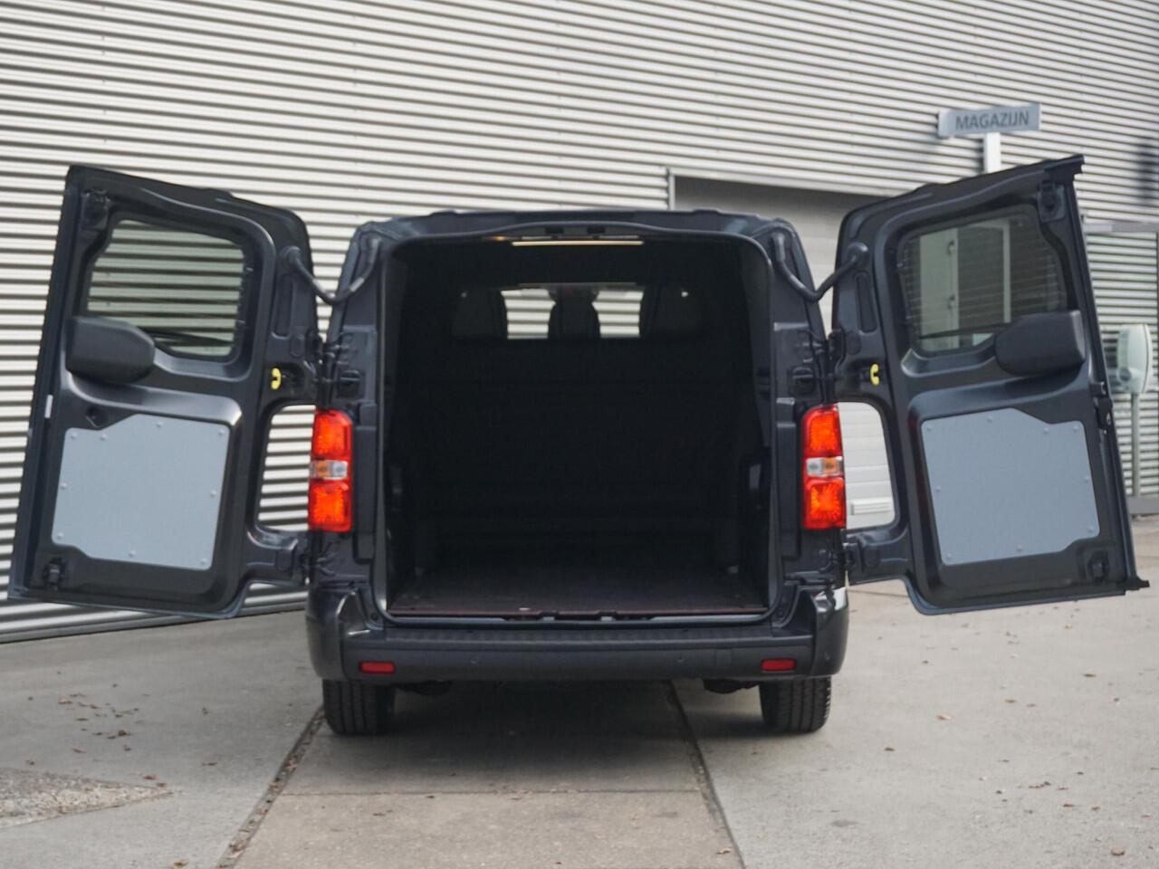 Opel VIVARO Electric 75 kWh Dubbele Cabine | 2x schuifdeur | Surround View NAV Pakket | Winterpakket | Exterieur pakket | Comfort Pakket | Betimmering | LM velgen | RVS sidebars | Full Eco LED verlichting | rijklaarprijs