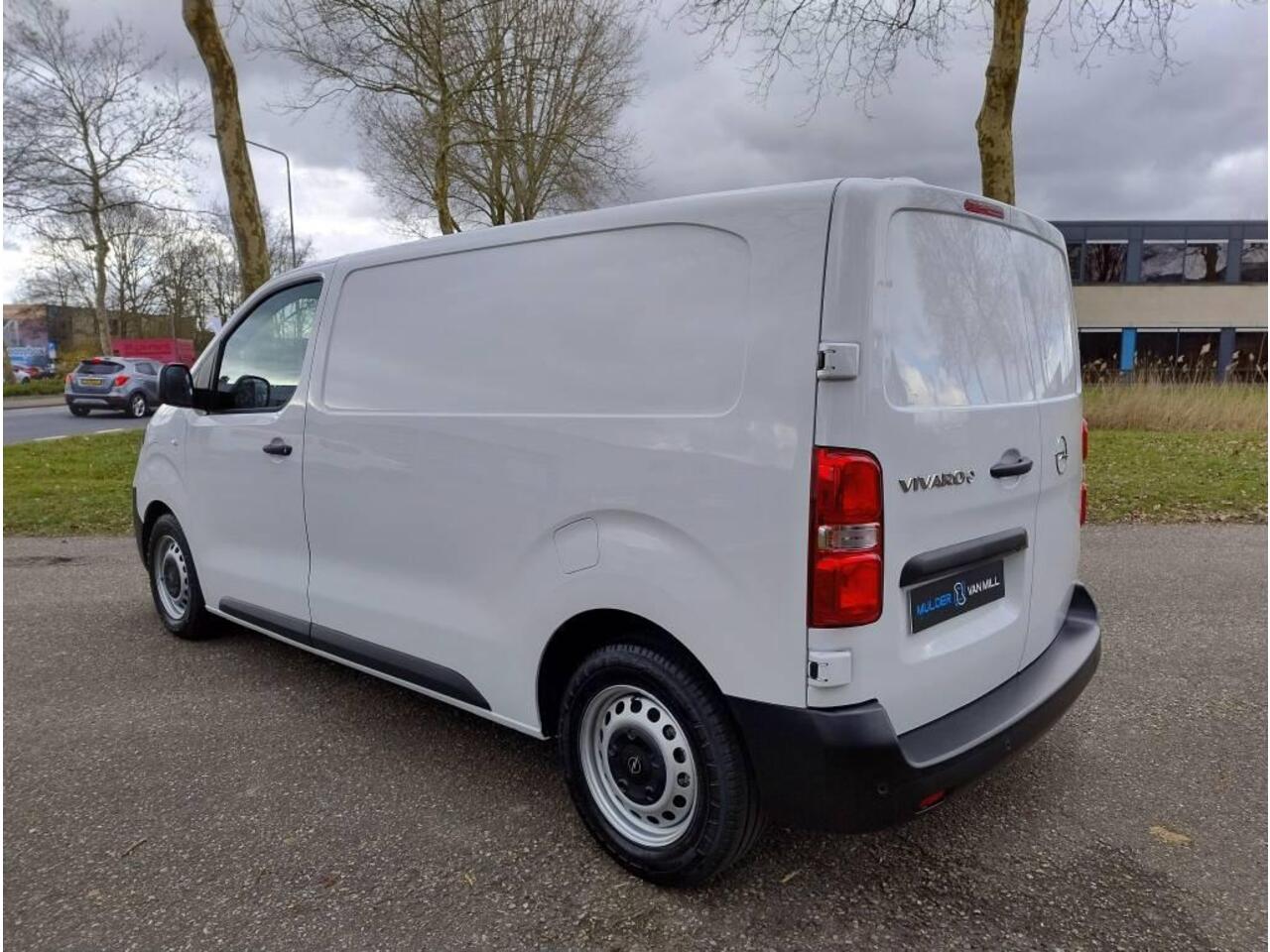 Opel VIVARO Electric L2 75 kWh 136pk | NAVI | Multimedia | Apple Carplay | Android Auto | Achteruitrijcamera | Parkeersensoren achter | Digitale cockpit | Stuurwielbediening | Tussenwand comfort met raam | Bestuurdersstoel comfort | Armsteun | Bank voorpassagiers | e