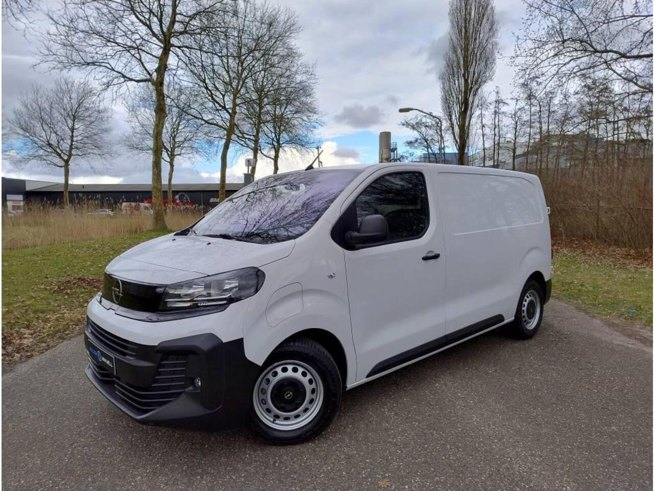 Opel VIVARO Electric L2 75 kWh 136pk | ACTIE! | 8 jaar garantie | 0% financial lease | Multimedia | Apple Carplay | Android Auto | Achteruitrijcamera | Parkeersensoren voor en achter | Digitale cockpit | Stuurwielbediening | Tussenwand comfort met raam | Bestuurderss