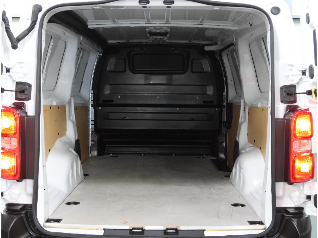 Opel VIVARO 2.0 Diesel 180PK S&S L3 | 1ste eigenaar | AUTOMAAT | AppleCarPlay/AndroidAuto | Armsteun | 3 Zits | Houtenlaadvloer | Navigatie | Keyless | Stuurverwarming | Climate Control | Cruise Control | Parkeersensoren |