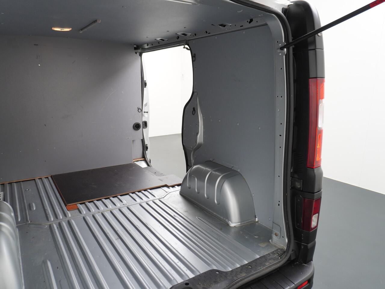 Opel VIVARO 1.6CDTI 126PK L1H1 Trekhaak Airco Navi Camera Cruise Control Pdc Edition EcoFlex Schuifdeur Wandbetimmering Bluetooth Led Super Nette Bus 1e Eigenaar Euro 6 Origineel Nederlandse bus 2.000KG Trekgewicht