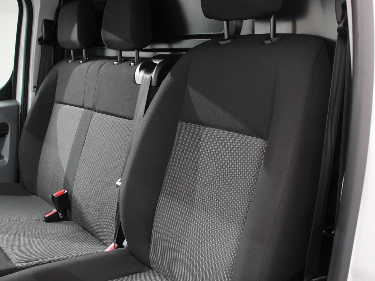 Opel VIVARO 2.0 CDTI L2H1 Edition 3-zits Automaat Navigatie Airco Bluetooth Trekhaak Parkeer sensoren