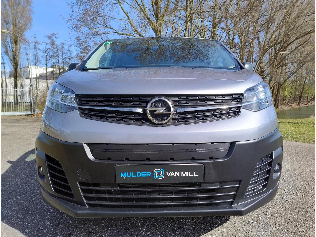 Opel VIVARO Vivaro-e L3 75 kWh 136pk AUTOMAAT | NAVI | Multimedia | Apple Carplay | Android Auto | DAB+ radio | Parkeersensoren achter | Bestuurdersstoel comfort | Bank voorpassagiers met opbergruimte| ECall pakket met geprogrammeerd voorverwarmen | Laadkabel | Airco