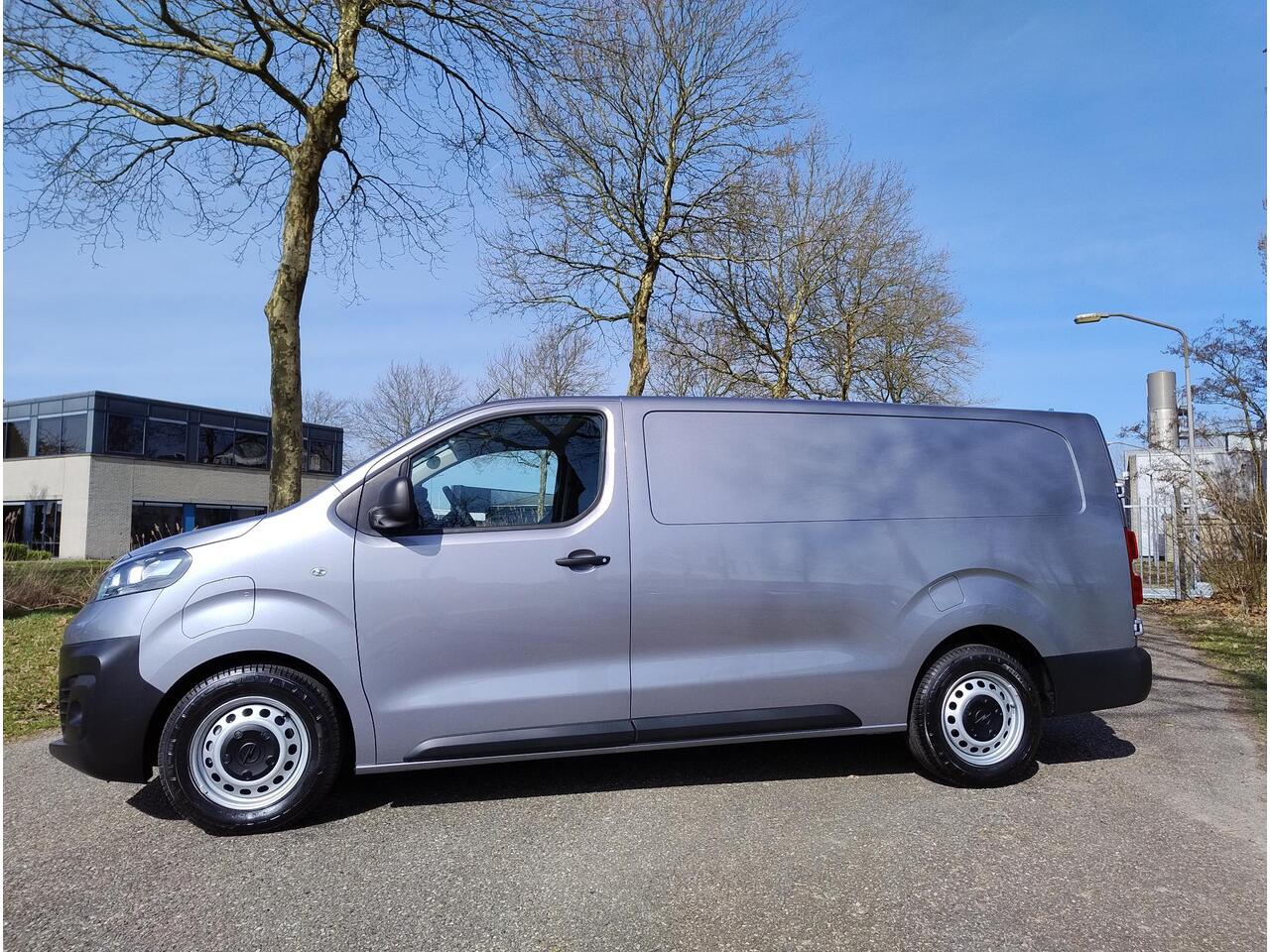 Opel VIVARO Vivaro-e L3 75 kWh 136pk AUTOMAAT | NAVI | Multimedia | Apple Carplay | Android Auto | DAB+ radio | Parkeersensoren achter | Bestuurdersstoel comfort | Bank voorpassagiers met opbergruimte| ECall pakket met geprogrammeerd voorverwarmen | Laadkabel | Airco