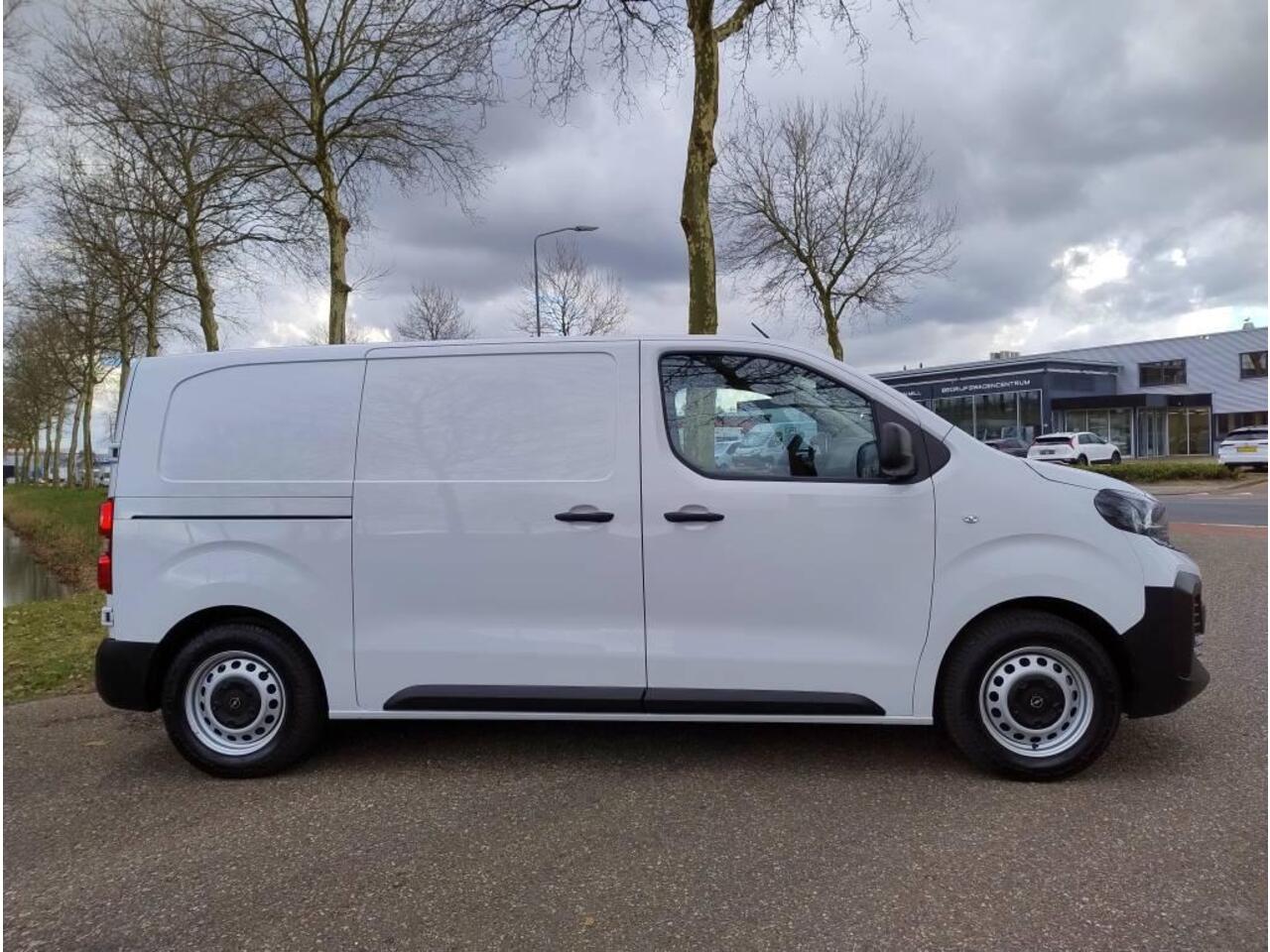 Opel VIVARO Electric L2 75 kWh 136pk | 8 jaar garantie | 0% financial lease | Multimedia | Apple Carplay | Android Auto | Achteruitrijcamera | Parkeersensoren voor en achter | Digitale cockpit | Stuurwielbediening | Tussenwand comfort met raam | Bestuurdersstoel comf