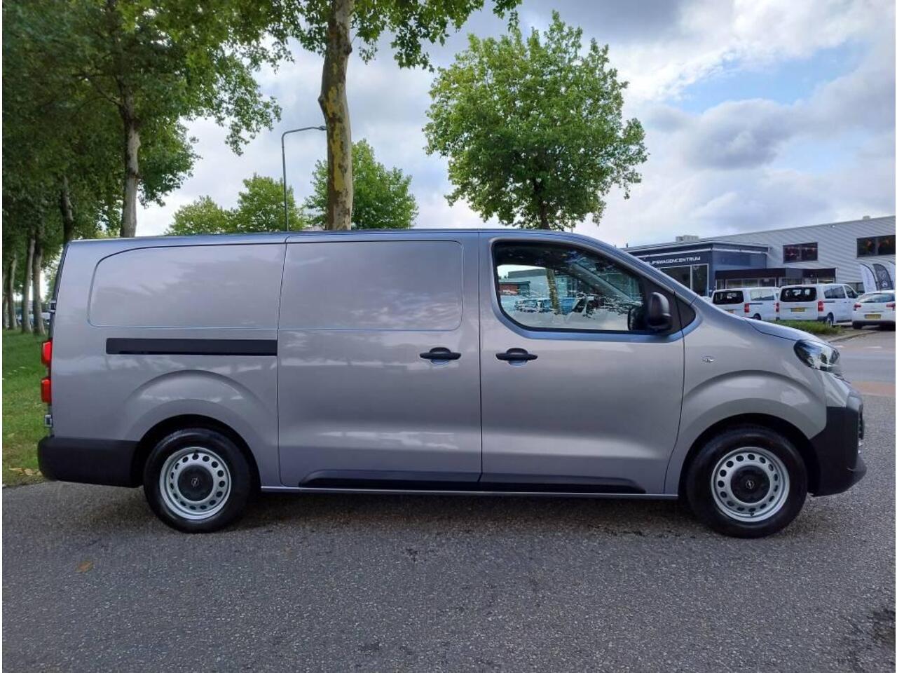 Opel VIVARO Electric L3 75 kWh 136pk | ACTIE! | 8 jaar garantie | 0% financial lease | Multimedia | Apple Carplay | Android Auto | Achteruitrijcamera | Parkeersensoren voor en achter | Digitale cockpit | Stuurwielbediening | Tussenwand comfort met raam | Bestuurderss