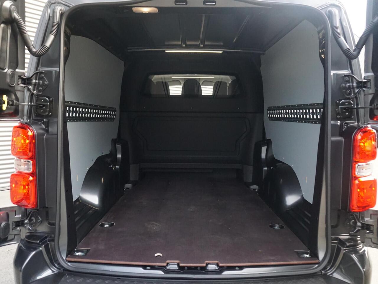 Opel VIVARO Electric 75 kWh Dubbele Cabine | 2x schuifdeur | Surround View NAV Pakket | Winterpakket | Exterieur pakket | Comfort Pakket | Betimmering | LM velgen | RVS sidebars | Full Eco LED verlichting | rijklaarprijs