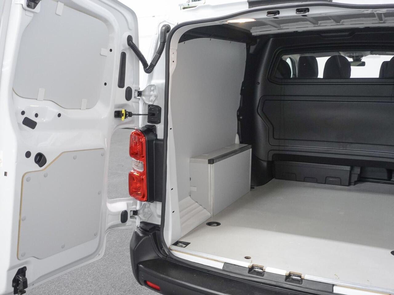 Opel VIVARO 2.0 CDTI L3H1 145pk Dubbele Cabine Edition Navigatie Trekhaak Cruise control Airco