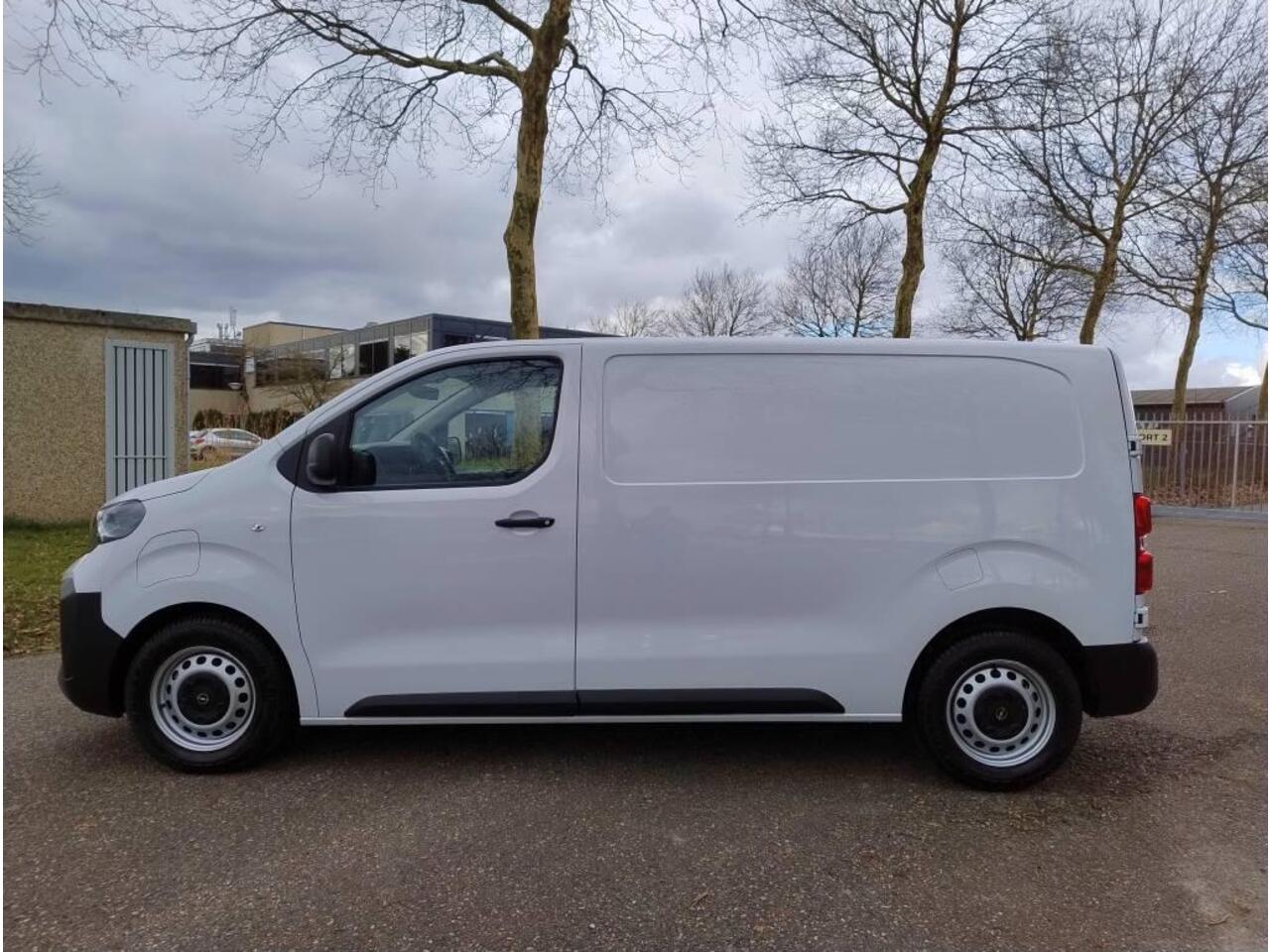 Opel VIVARO Electric L2 75 kWh 136pk | ACTIE! | 8 jaar garantie | 0% financial lease | Multimedia | Apple Carplay | Android Auto | Achteruitrijcamera | Parkeersensoren voor en achter | Digitale cockpit | Stuurwielbediening | Tussenwand comfort met raam | Bestuurderss
