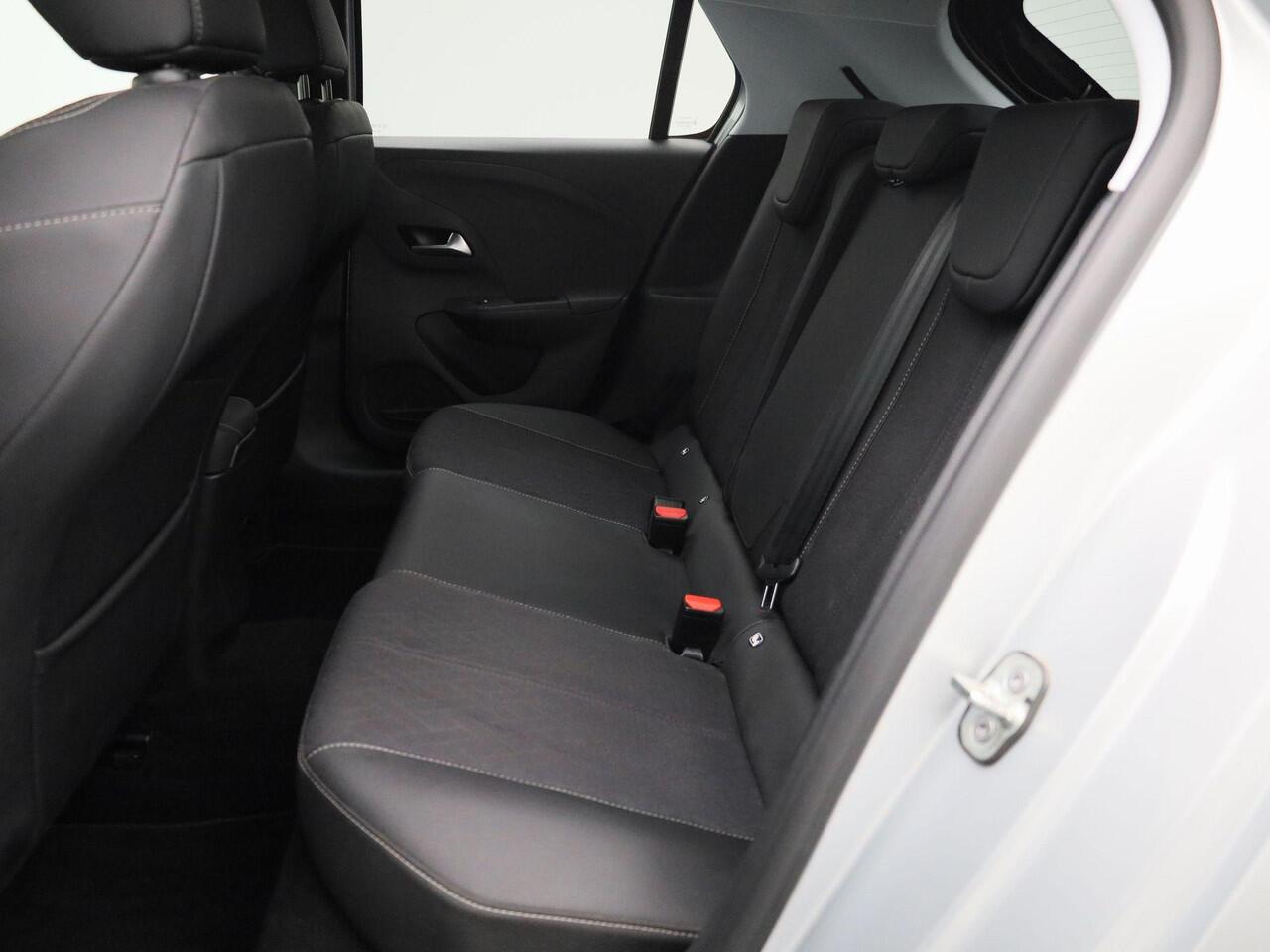 Opel e-Corsa Elegance 50 kWh | Navigatie | Apple & Android Carplay | Parkeersensoren Voor & Achter | Camera | Climate Control | Privacy Glass | Cruise Control & Snelheidsbegrenzer |