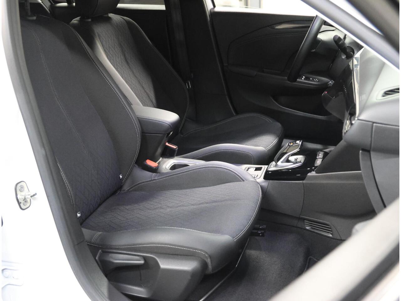 Opel e-Corsa Elegance 50kWh 136PK | AppleCarplay/AndroidAuto | 3 FASE | Camera | 17"LMV | Adaptive Cruise Control | Climate Control | Keyless | AUTOMAAT | Two-Tone | LED | Parkeersensoren | Isofix | Privacy Glass |