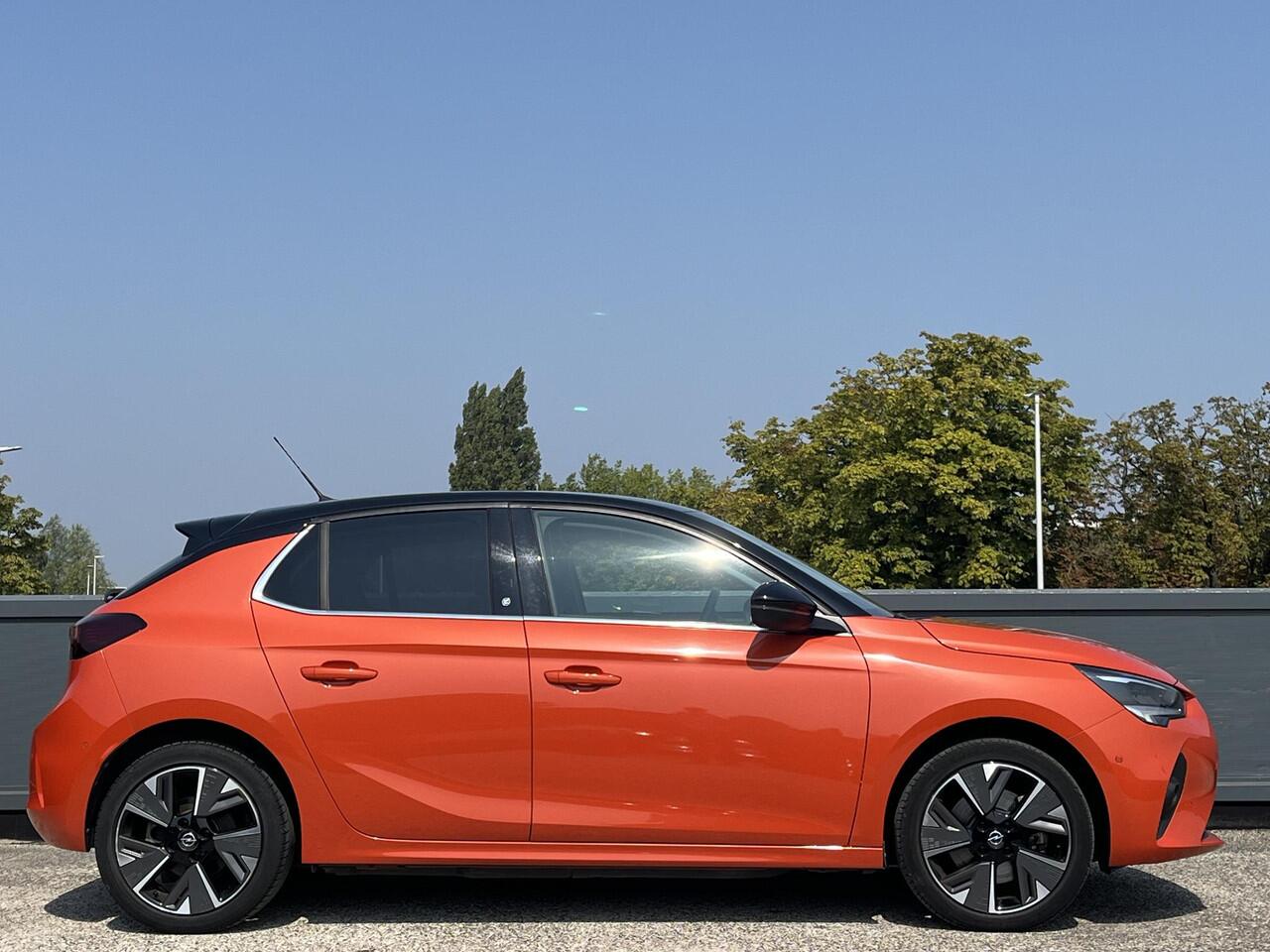 Opel e-Corsa Elegance 3-FASEN 50kWh 136pk | NAVI | APPLE CARPLAY / ANDROID AUTO | WINTERPACK | 17'' LM-VELGEN | DAKKLEUR ZWART |