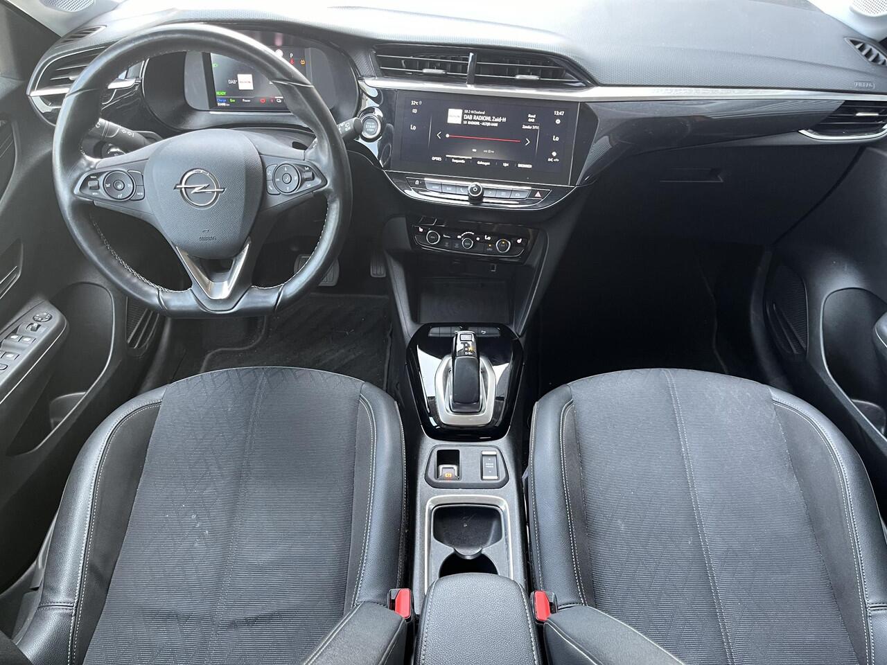 Opel e-Corsa Elegance 3-FASEN 50kWh 136pk | NAVI | APPLE CARPLAY / ANDROID AUTO | WINTERPACK | 17'' LM-VELGEN | DAKKLEUR ZWART |