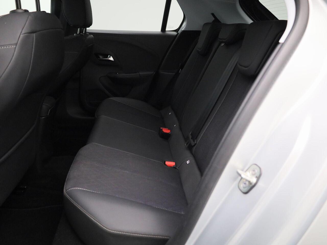 Opel e-Corsa Elegance 50 kWh | Navi | Achteruitrijcamera en 360 camera + Sensoren | Climate control | Blind spot | Allseasonbanden |