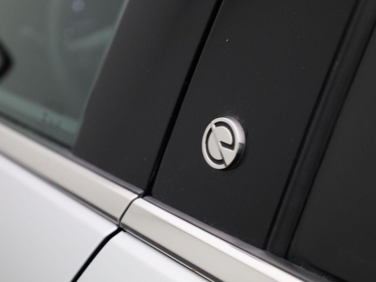 Opel e-Corsa Elegance 50 kWh | Navi | Achteruitrijcamera en 360 camera + Sensoren | Climate control | Blind spot | Allseasonbanden |