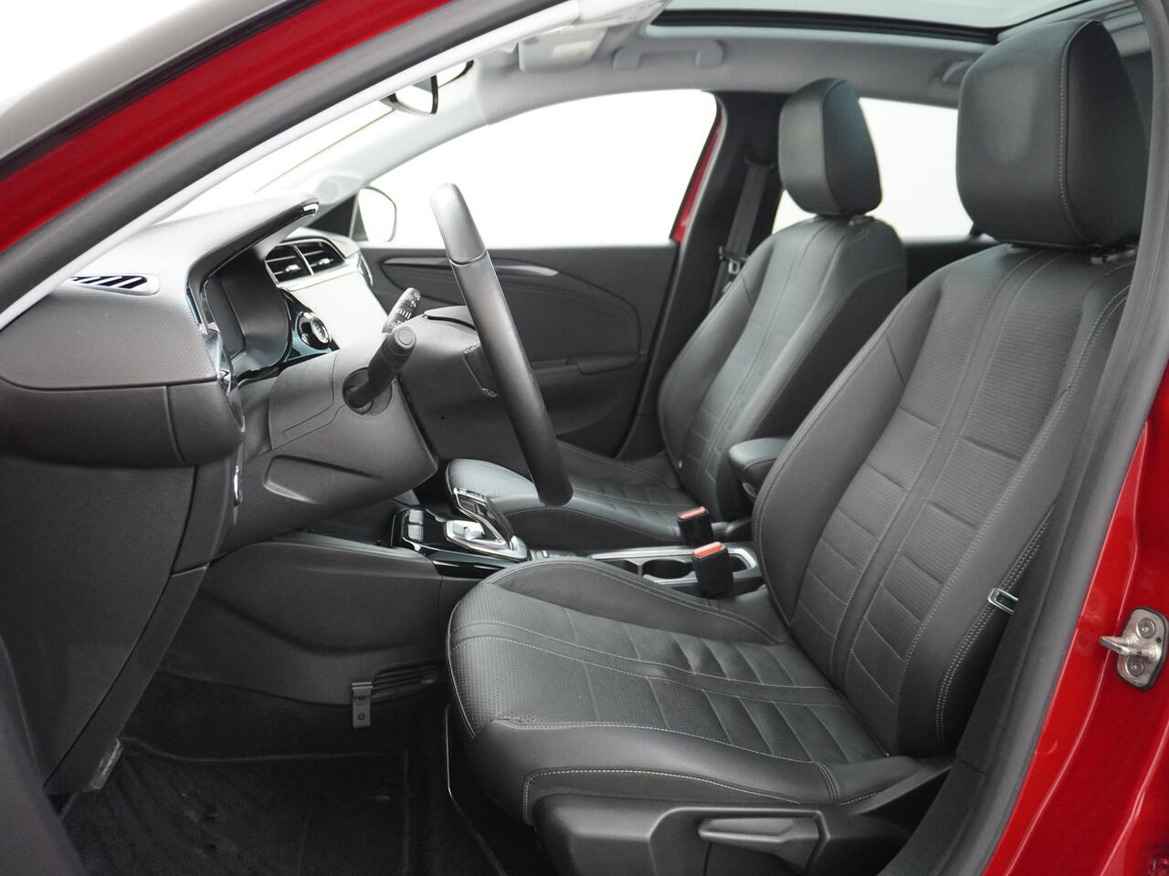 Opel e-Corsa Elegance 50kWh SOH 90% Leder 360°Camera Panoramadak Zwart Dak Navi Ecc Apple Carplay Android Auto Cruise Control Stoel+Stuurverwarming DAB+ Pdc Lmv Led Origineel Nederlandse Auto