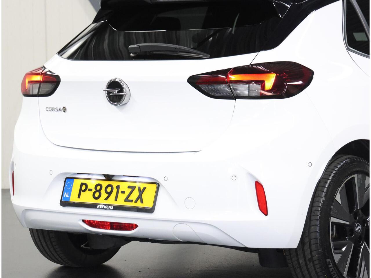 Opel e-Corsa Elegance 50kWh 136PK | AppleCarplay/AndroidAuto | 3 FASE | Camera | 17"LMV | Adaptive Cruise Control | Climate Control | Keyless | AUTOMAAT | Two-Tone | LED | Parkeersensoren | Isofix | Privacy Glass |