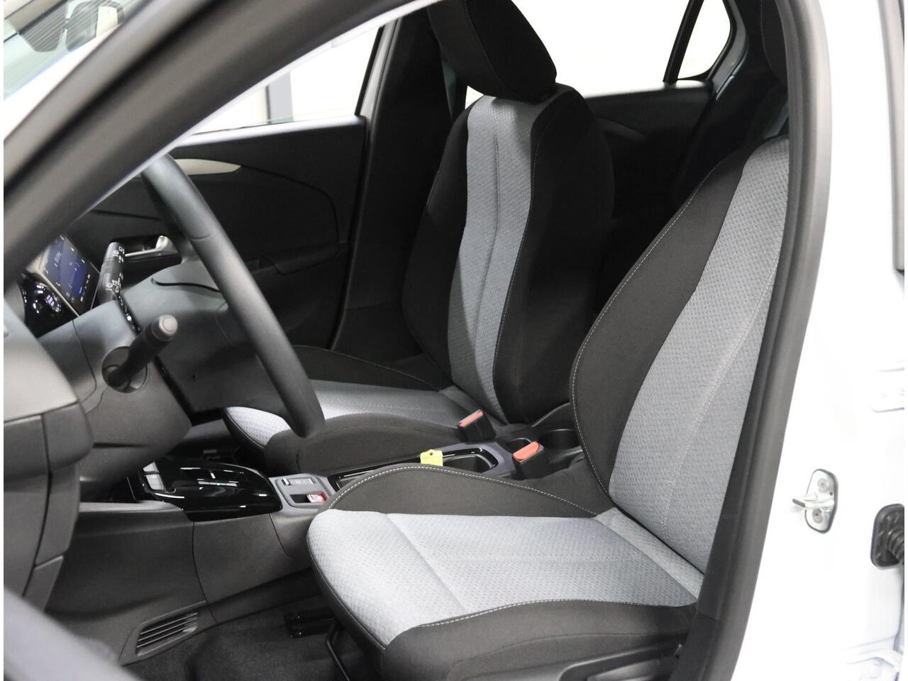 Opel e-Corsa Electric Long Range Business Edition 51 kWh 145PK | AppleCarplay/AndroidAuto | Camera | 11KW Boardlader | Parkeersensoren | Climate Control | Cruise Control | LED koplampen |