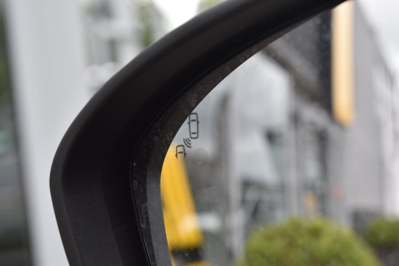 Renault 5 Roland-Garros | Achteruitrijcamera | Elektrisch verwarmbare voorstoelen | ISOFIX-bevestigingssysteem voor kinderzitjes op passagiersstoel en op de twee buitenste zitplaatsen achter