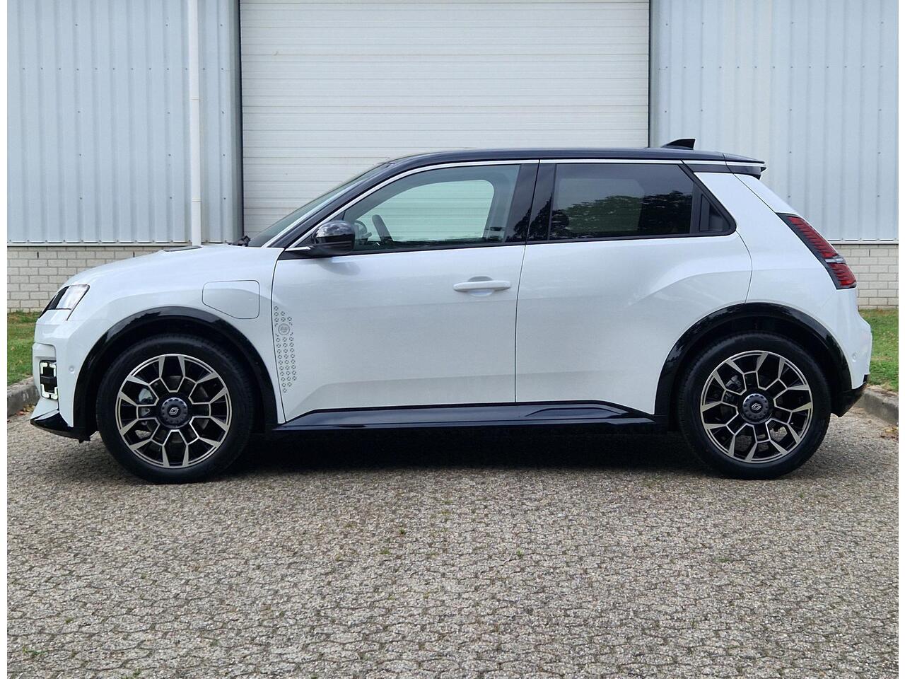 Renault 5 Comfort Range Roland-Garros 52 kWh / Afneembare Trekhaak / Harmon Kardon Audio / Adaptief Cruise Control / Stoel & Stuurverwarming / Warmtepomp / Google Navigatie /