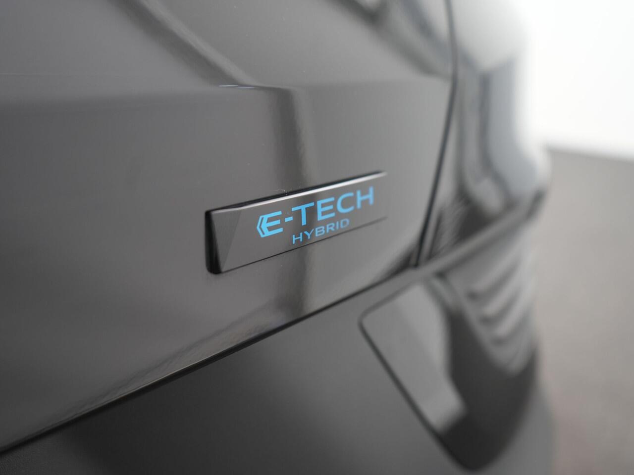 Renault Arkana 1.6 E-Tech Full Hybrid 145 Esprit Alpine - RIJKLAARPRIJS - Achteruitrijcamera - Stuur- en Stoelverwarming - Elektrisch Glazen Schuif/Kanteldak - Adaptieve Cruise Control