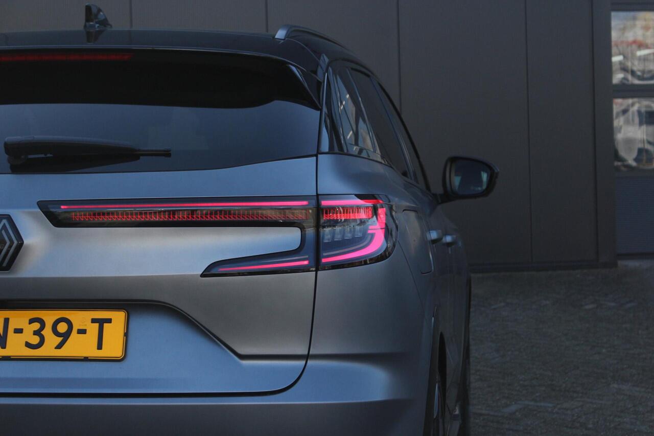 Renault Austral 1.2 E-Tech Hybrid 200Pk Iconic Esprit Alpine | Google Navigatie | Draadloze Carplay | 4-Control | Head-up | Harman Kardon Geluidsysteem | Matrix Led Koplampen | Stoel & Stuurverwarming | Sidesteps | Carbon Pack |