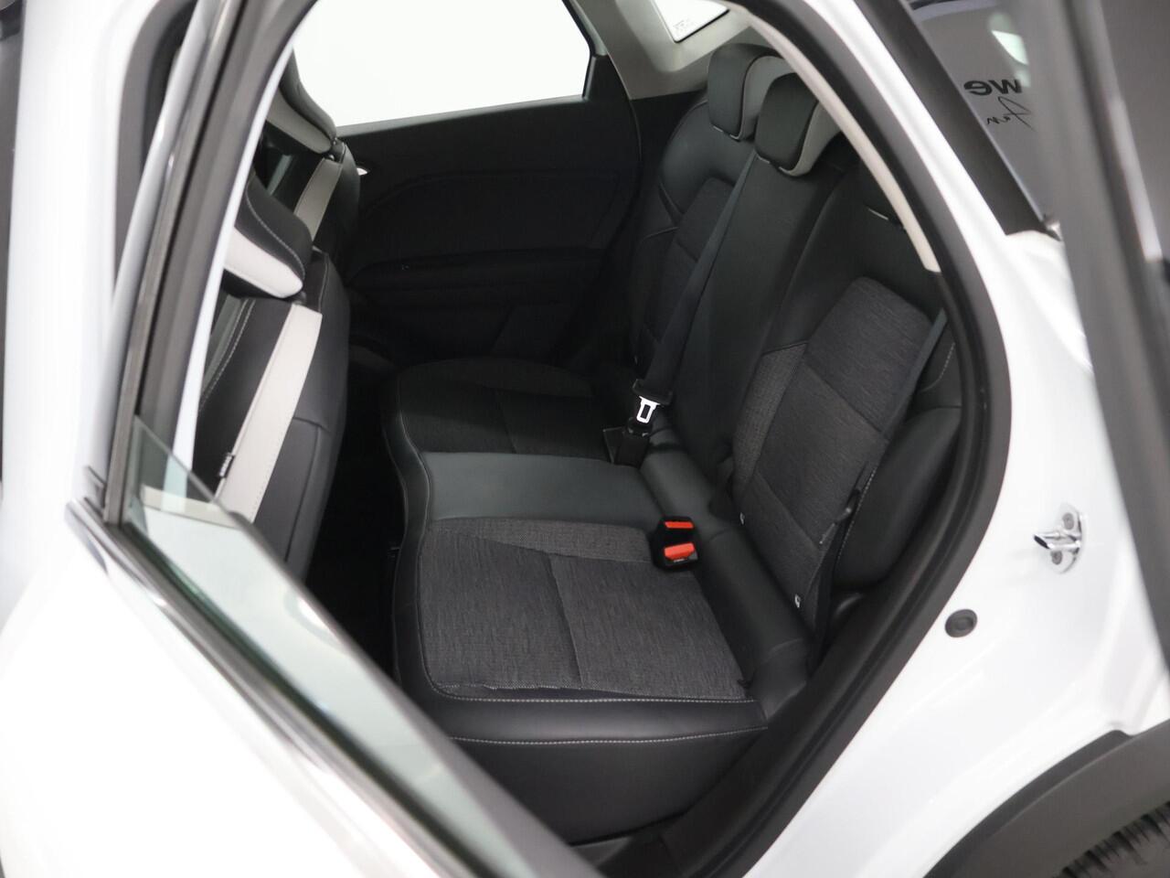 Renault CAPTUR 1.6 E-Tech Plug-in Hybrid 160 Intens | Trekhaak | Navigatie | Parkeercamera | Climate Control | Keyless Entry/Go | Apple Carplay/Android Auto |