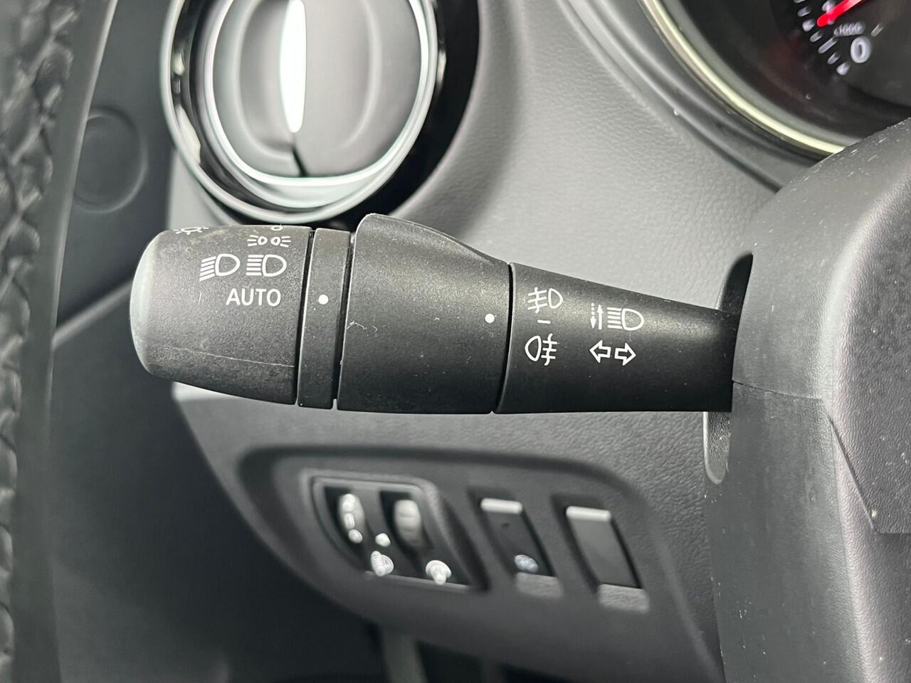 Renault CAPTUR 1.3 TCe Intens | Panoramadak | Camera | Trekhaak | Stoelverwarming | Bose | Cruise Control |