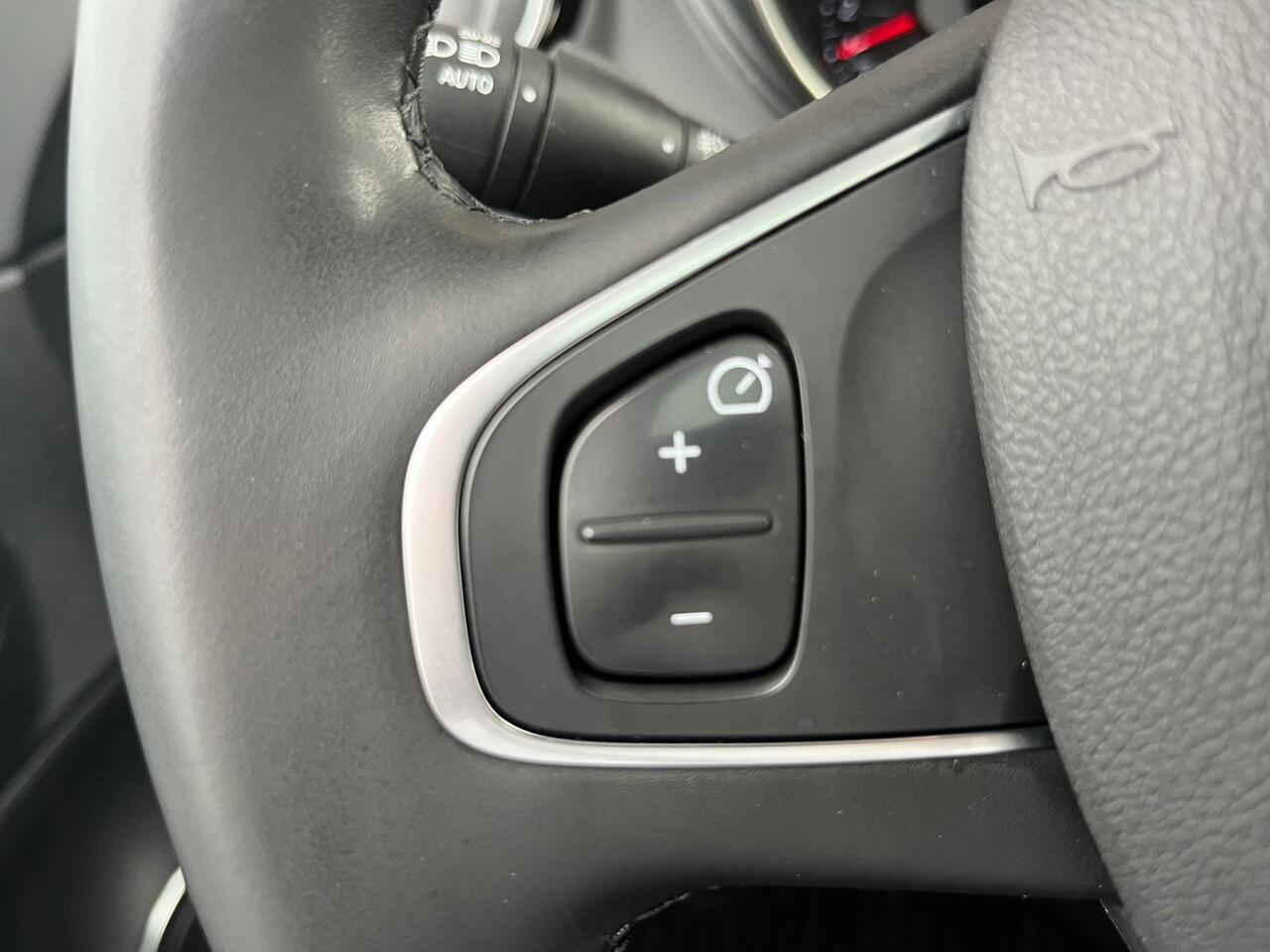 Renault CAPTUR 1.3 TCe Intens | Panoramadak | Camera | Trekhaak | Stoelverwarming | Bose | Cruise Control |