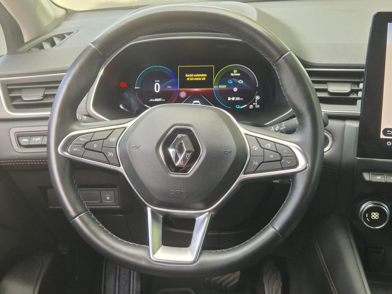 Renault CAPTUR 1.6 E-Tech Plug-in Hybrid 160 Initiale Paris / Automaat / Apple Carplay Android Auto / Rondomzicht camera / Stuur-, en Stoelverwarming / Keyless Entry/Start / Navigatie /