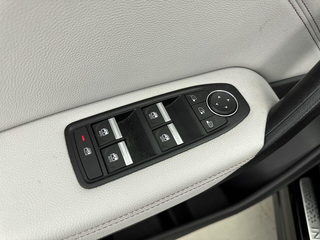 Renault CAPTUR 1.3 TCe 130Pk Initiale Paris | Navigatie | Apple & Android Carplay | 360 Camera | Parkeersensoren Voor & Achter | Stoel & Stuurverwarming | Adaptieve Cruise Control | Keyless Entry | Privacy Glass |