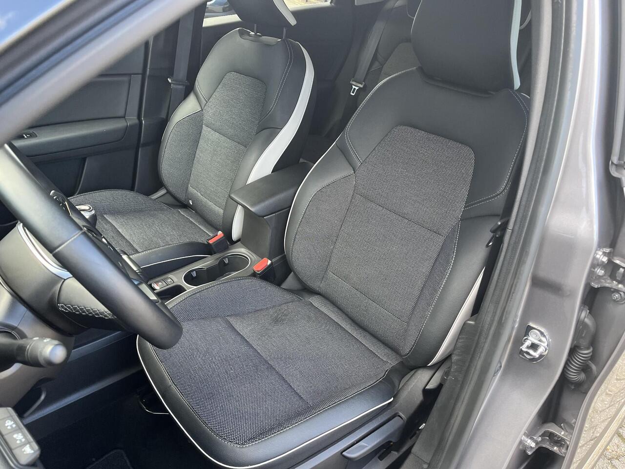 Renault CAPTUR 1.0 TCe 90 Intens / NAVIAGTIE / CAMERA / PARKEERSENSOREN VOOR EN ACHTER / LICHTMETALEN VELGEN 17 INCH