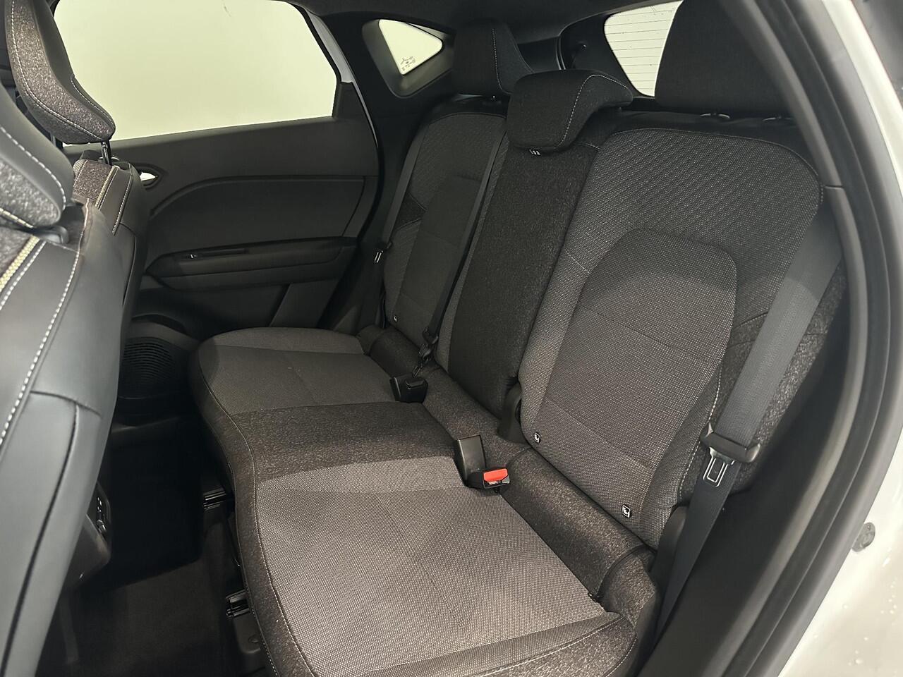 Renault CAPTUR 1.3 Mild Hybrid 140 Techno | Navigatie | Climate Control | Cruise Control | Lichtmetalen velgen 17" | Parkeersensoren voor, achter en achteruitrijcamera | Apple Carplay/Android Auto