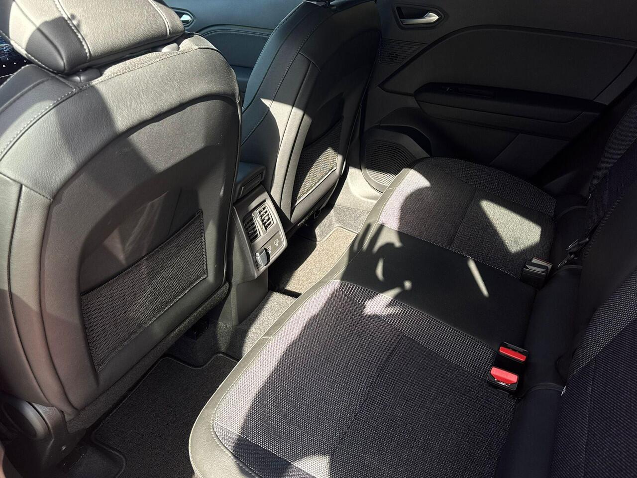 Renault CAPTUR E-Tech plug-in hybrid 160 SL Rive Gauche | Automaat | Trekhaak | Parkeersensoren voor en achter | Achteruitrijcamera |