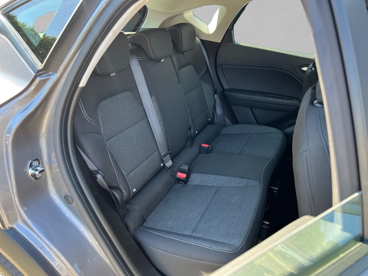 Renault CAPTUR 1.6 E-Tech Plug-in Hybrid 160 Intens NAVI / STOELVERWARMING / FABRIEKSGARANTIE TOT 01.2028