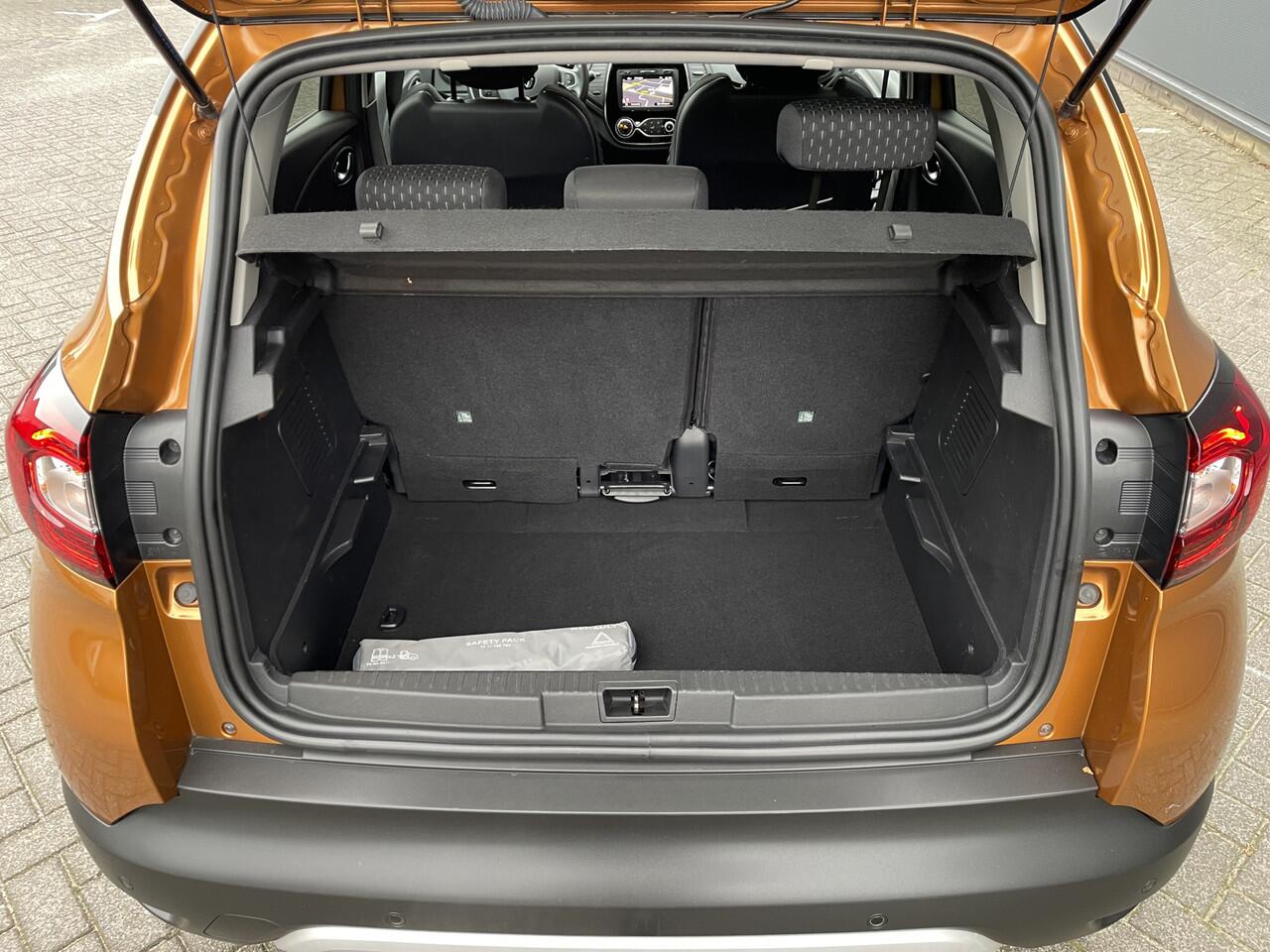 Renault CAPTUR 130pk Intens (Trekhaak - Camera - Parkeersensoren V+A - LED - Keyless Entry - Stoelverwarming - Automatische Airco - Navigatie)