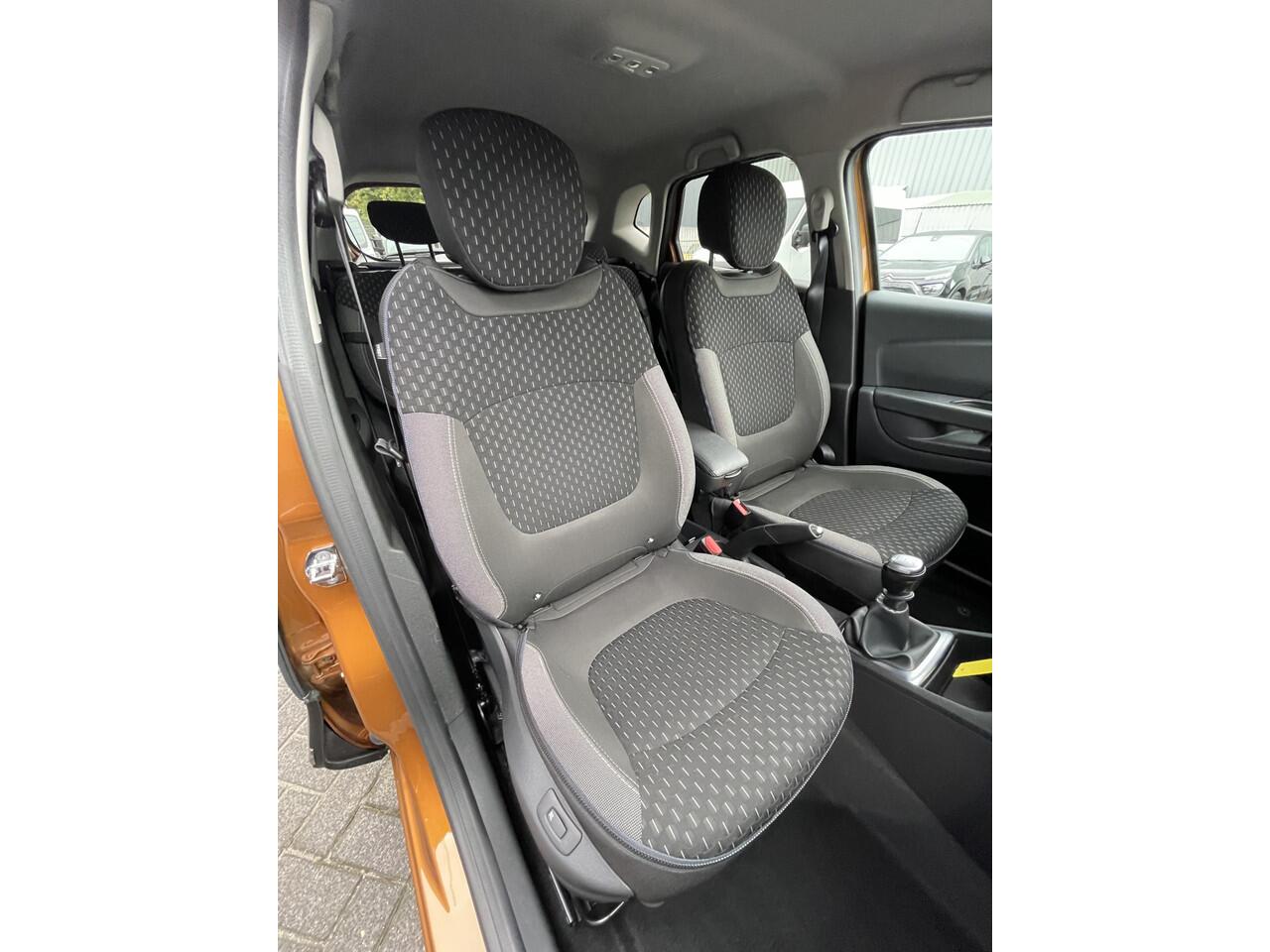 Renault CAPTUR 130pk Intens (Trekhaak - Camera - Parkeersensoren V+A - LED - Keyless Entry - Stoelverwarming - Automatische Airco - Navigatie)