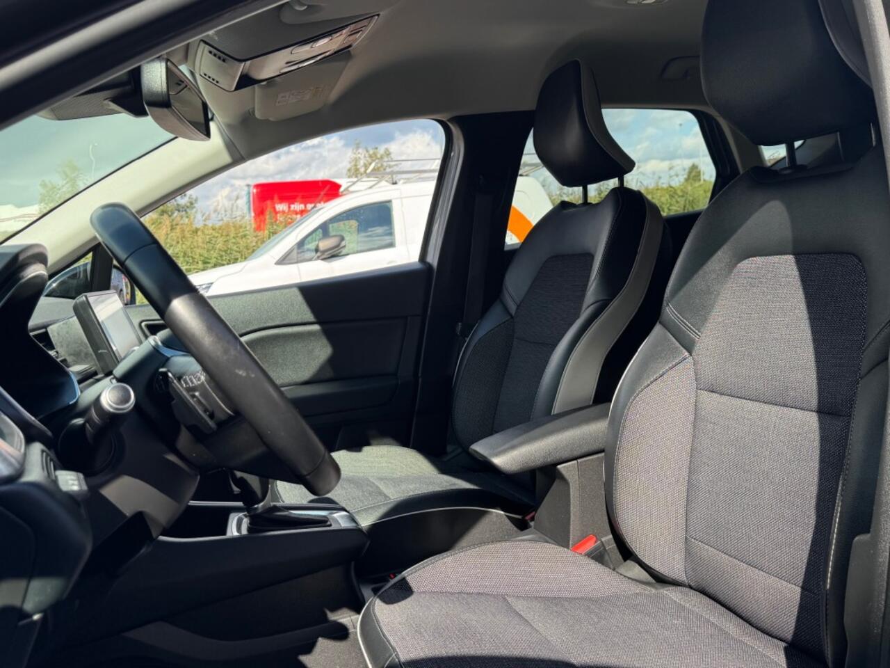 Renault CAPTUR 1.3 TCE 140PK AUT. HALF-LEER NAVIGATIE CARPLAY AIRCO LMV PDC