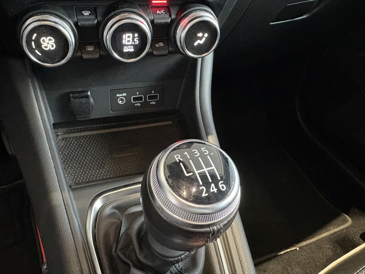 Renault CAPTUR 1.3 TCe 140 Intens Mild Hybrid | Navigatie | Parkeersensoren | Cruise | LM velgen