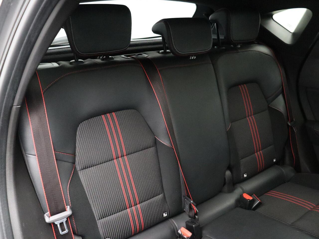 Renault CAPTUR 1.6 E-Tech Plug-in Hybrid 160 R.S. Line | Trekhaak | Elek. bedienbaar Schuif/Kantel dak | Parkeersensoren voor en achter | Achteruitrijcamera |