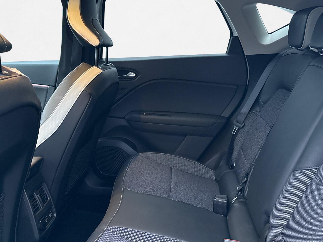 Renault CAPTUR 1.3 TCe 140 Intens ADAPT. CRUISE / 360 CAMERA / CLIMATE / STOEL/STUUR VERW. / NAVI