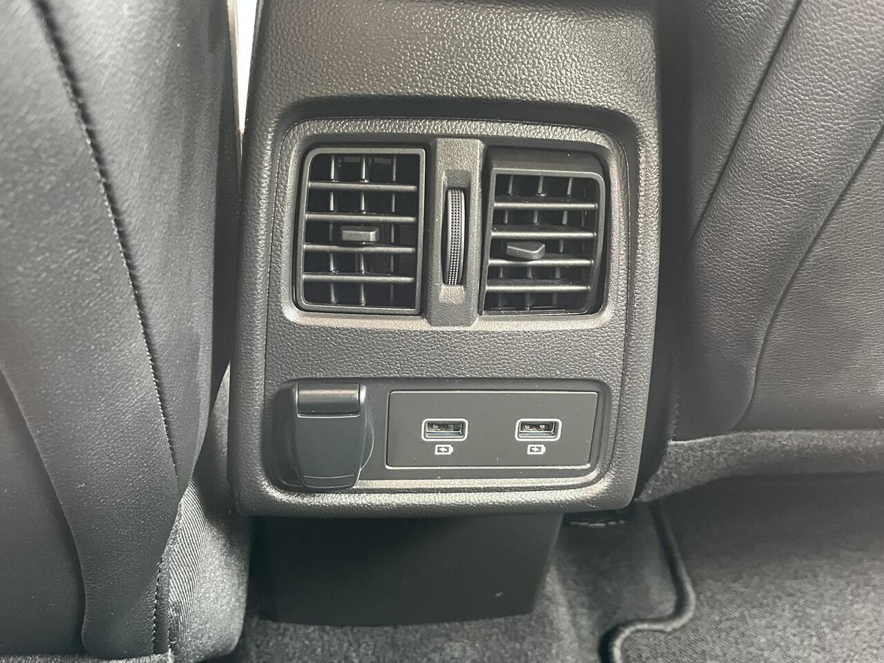 Renault CAPTUR TCe 140 EDC Intens | Camera achter | Parkeersensoren voor + achter | Navigatiesysteem | Dealer onderhouden | All Seasonbanden |