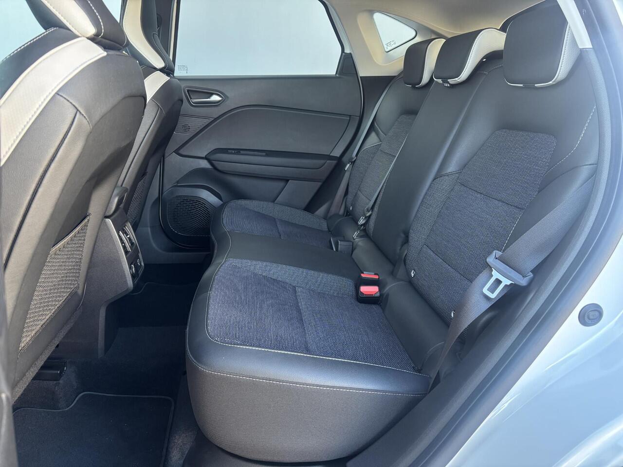 Renault CAPTUR 1.6 E-Tech Plug-in Hybrid 160 Intens Automaat / Stuur- en stoelverwarming / Navigatie groot scherm / Achteruitrijcamera / Apple Carplay Android / 18" LM wielen /