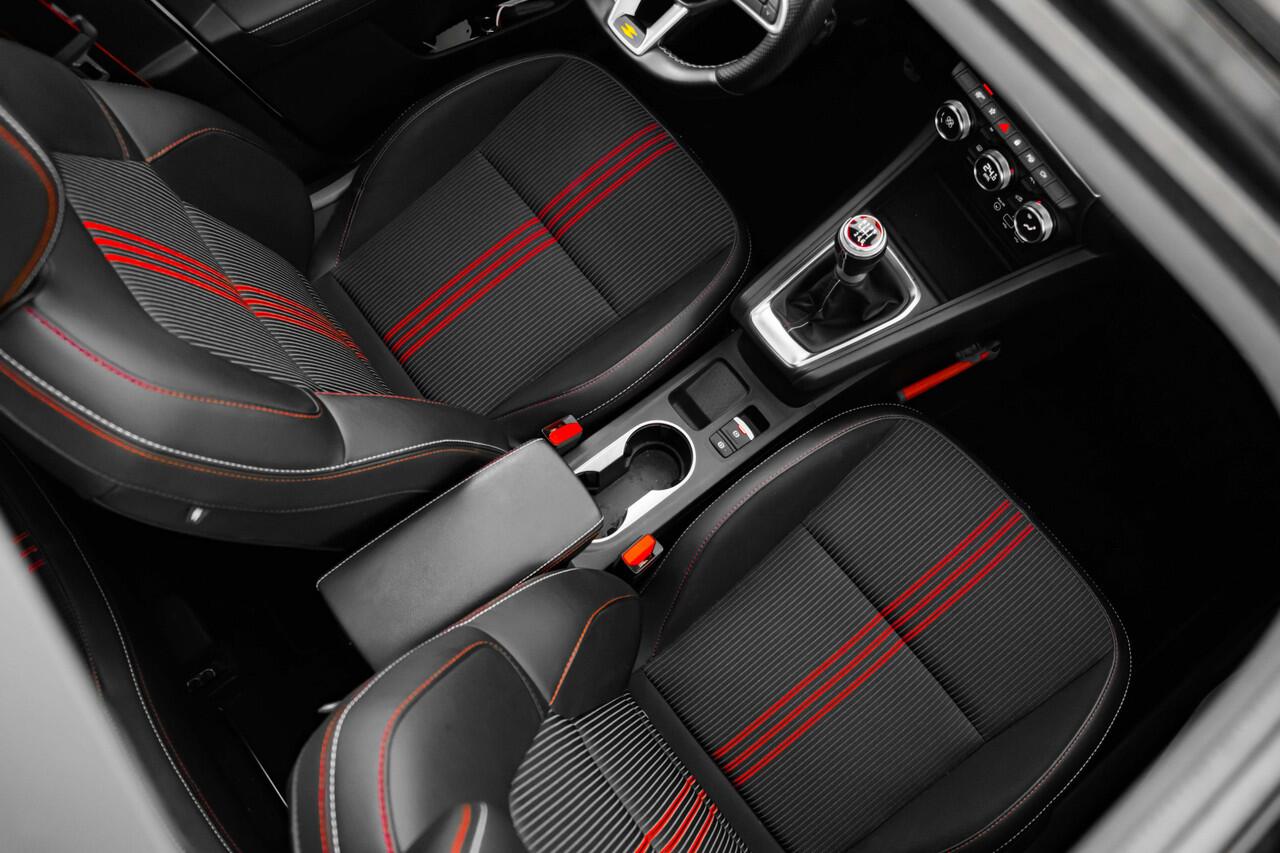 Renault CAPTUR TCe 140 PK R.S. Line | Schuifkanteldak | 360 graden camera |