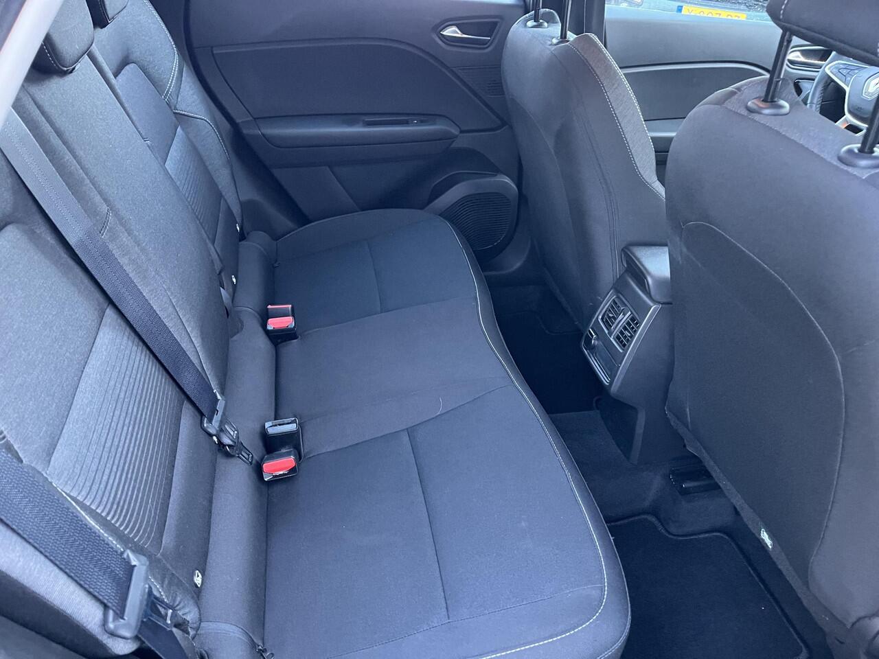 Renault CAPTUR 1.6 E-Tech Plug-in Hybrid 160 Intens / AUTOMAAT / TREKHAAK AFNEEMBAAR / PARKEERSENSOREN / STEOELVERWARMING