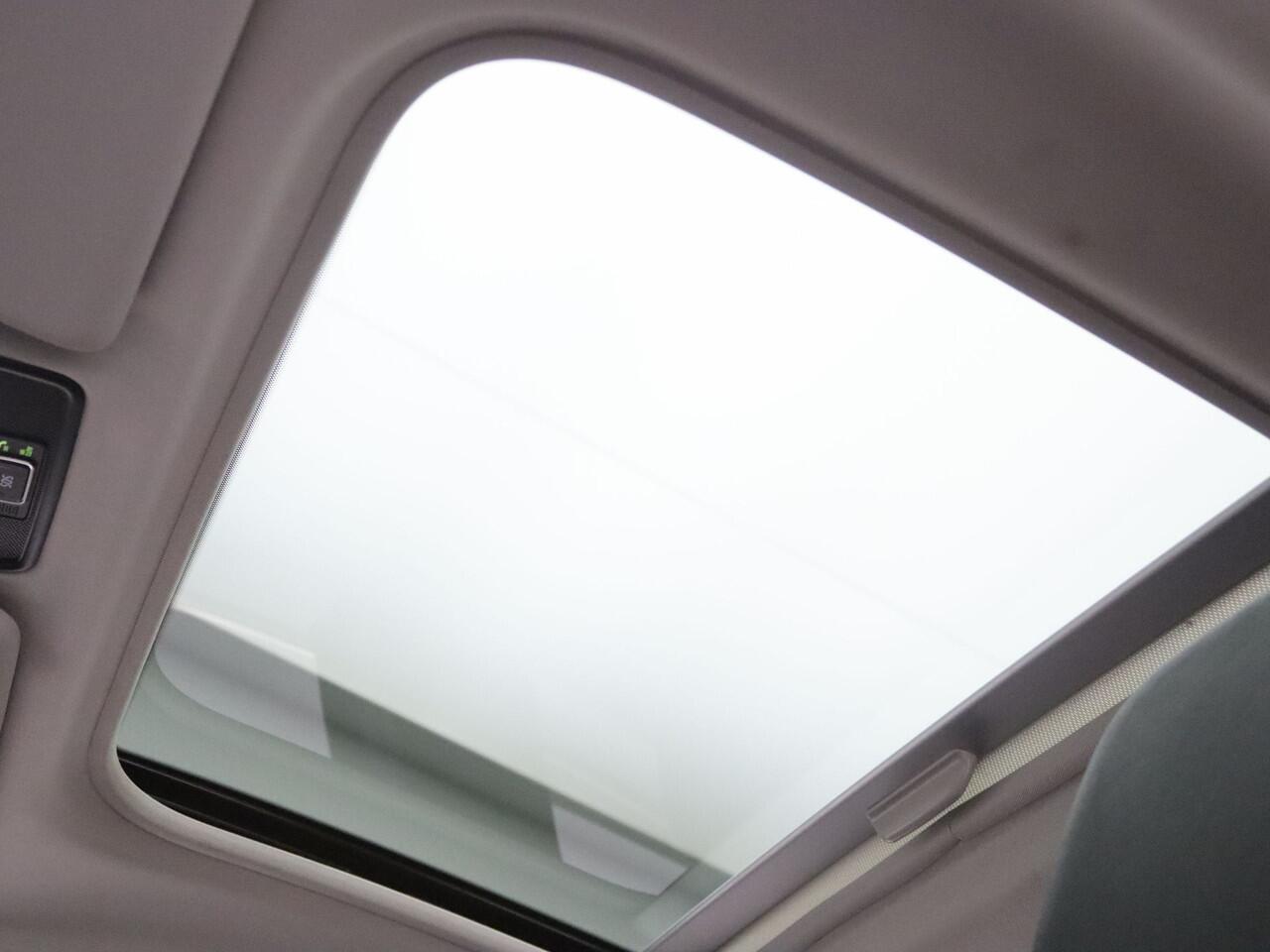 Renault CAPTUR 160pk E-Tech Plug-in Hybrid Intens Automaat/EDC Camera | Adapt. Cruise | Navi | Parkeersens. v+a | Stoel-/stuurverw. | Panoramadak